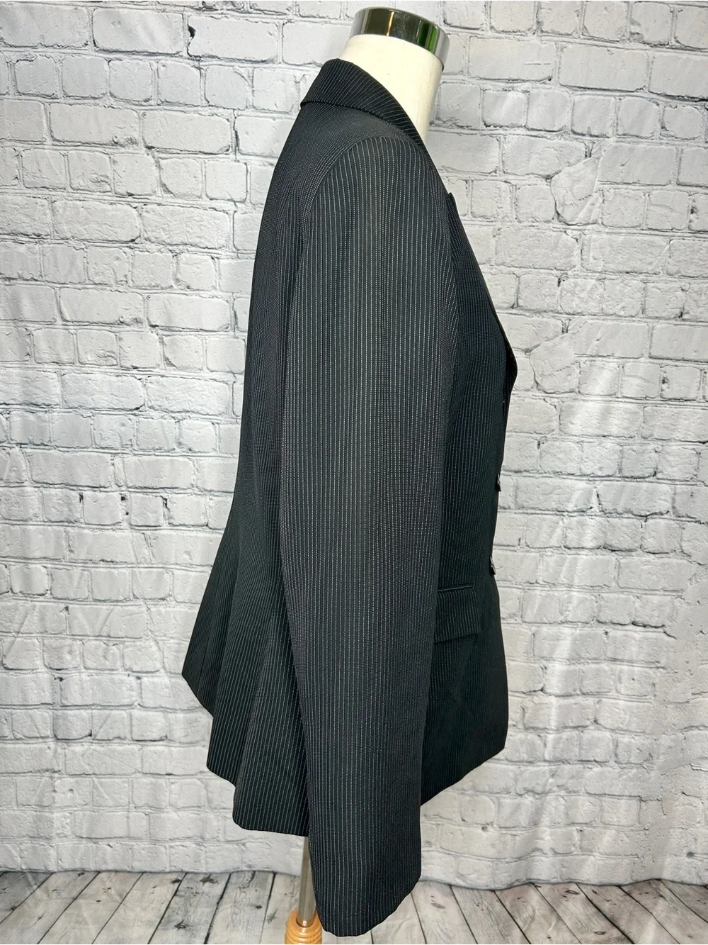 Tahari structured single
